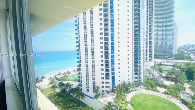 BEAUTIFUL OCEAN FRONT -REMODELED STUDIO IN SUNNY ISLES BEACH. ENJOY THE OCEAN/CITY VIEWS  WITH ALL T