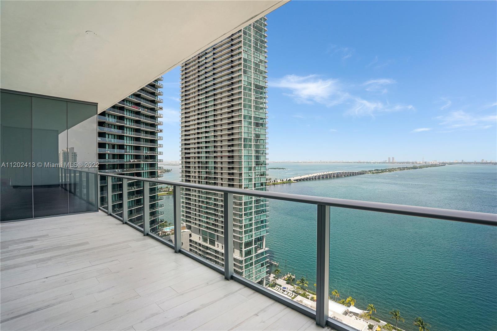 Spacious 1 Bedroom 2 full bathroom apartment with panoramic views of the Biscayne Bay at the luxurio