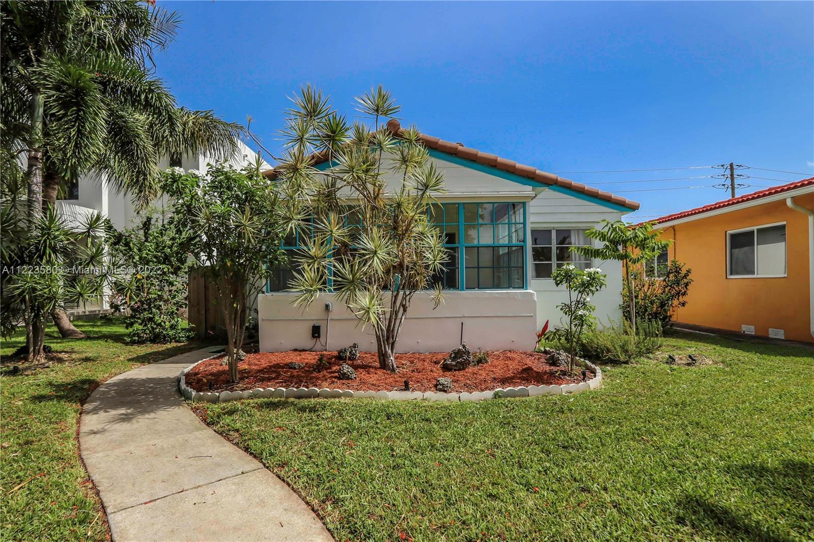 Adorable property in Beautiful East Hollywood ~ Spacious 2 Bedroom/2 Bath home with Florida room ~ O