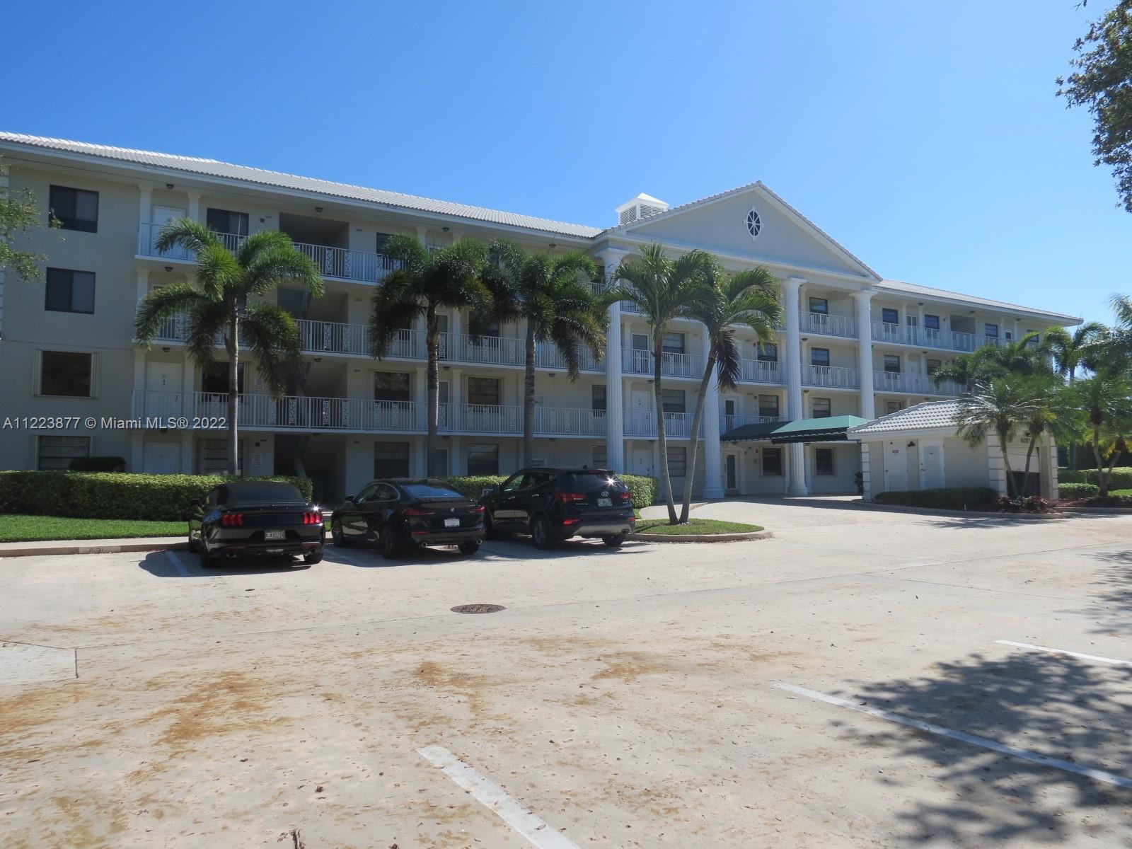 Welcome to Boca del Mar. This 2bed 2bath condo is very bright & spacious, located on the 3rd floor w