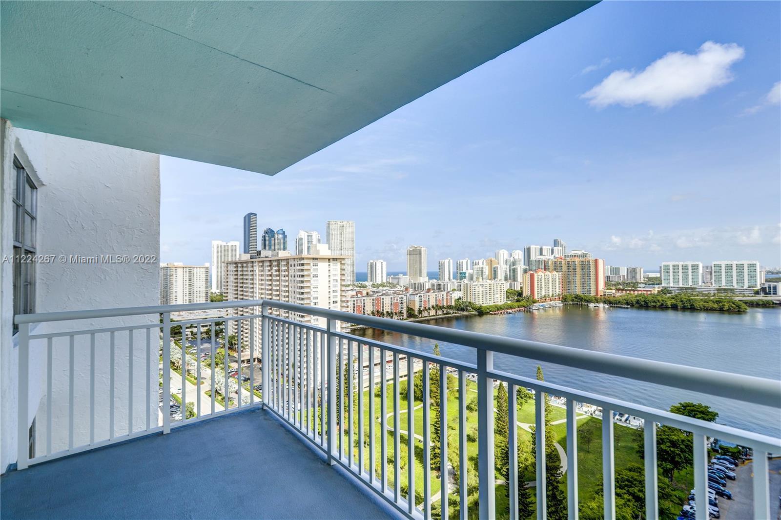 Amazing SE views of the Bay, Ocean & Skyline from this high floor.  Granite & Wood Kitchen, Dining &