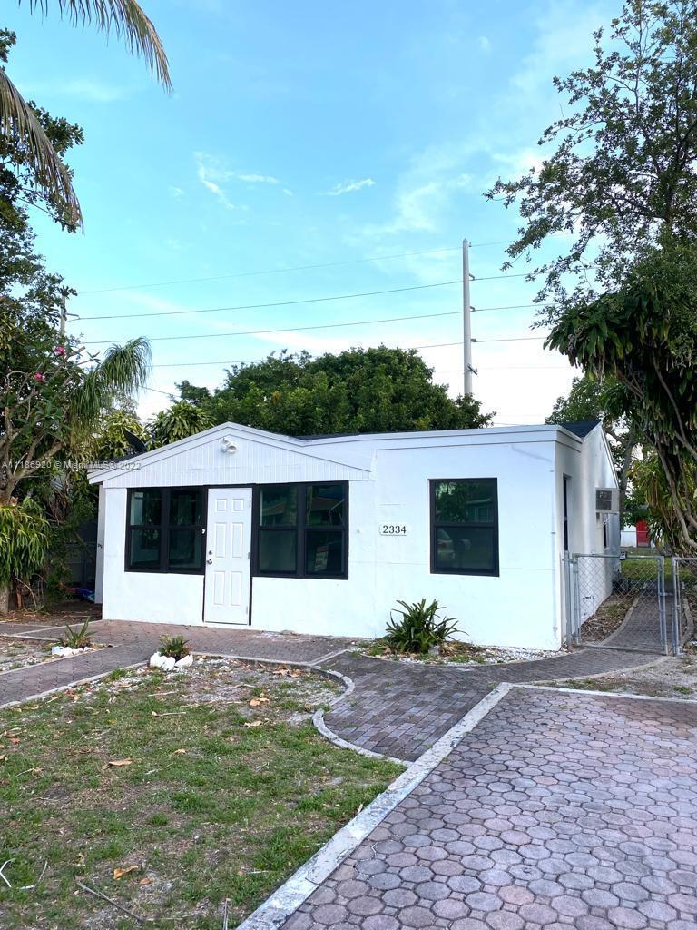 Great home in the heart of Hollywood, closed to I95, beaches, shopping. Impact windows, brand new ro