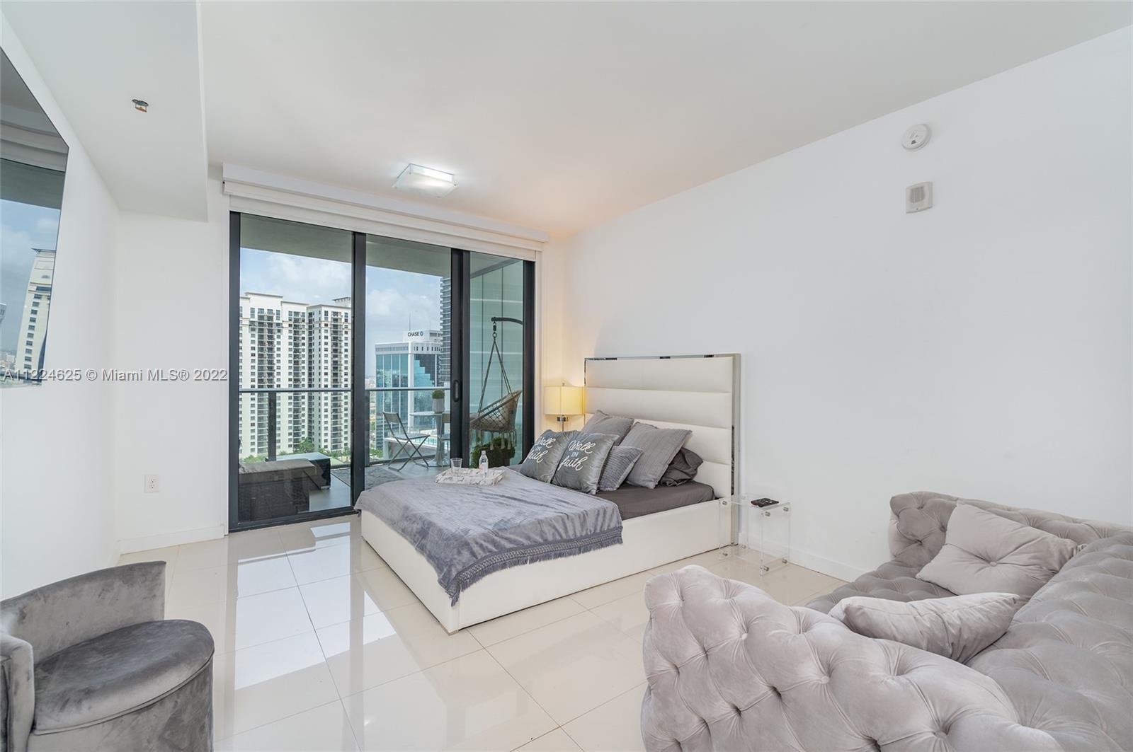 Stunning studio in 1010 Brickell Ave with incredible view of the city. Amenities include spa, fitnes