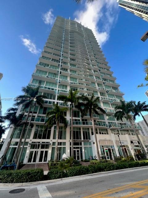 2-story loft in the heart of Brickell. This bright & open floor plan boasts 18 ft ceilings with a fu
