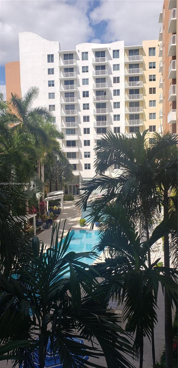 Amazing for Investors! 1 bedroom apartment in the desired and well located Venture close to Aventura