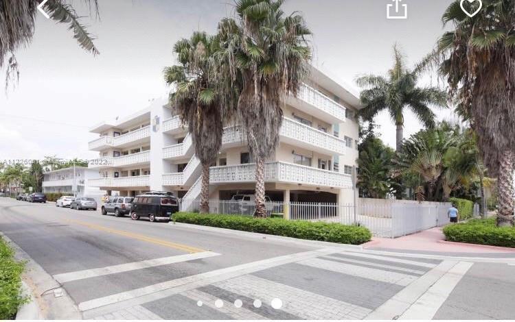 Great studio condo with parking in the heart of Miami South Beach , 3 blocks from the beach ,top flo