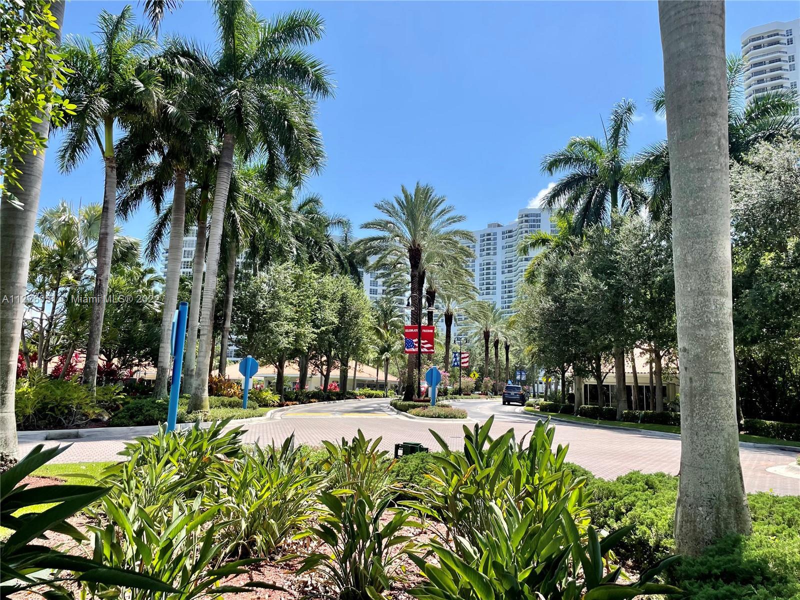incredible gated community located in the Aventura area.  mystic pointe condo a tower with a dream v