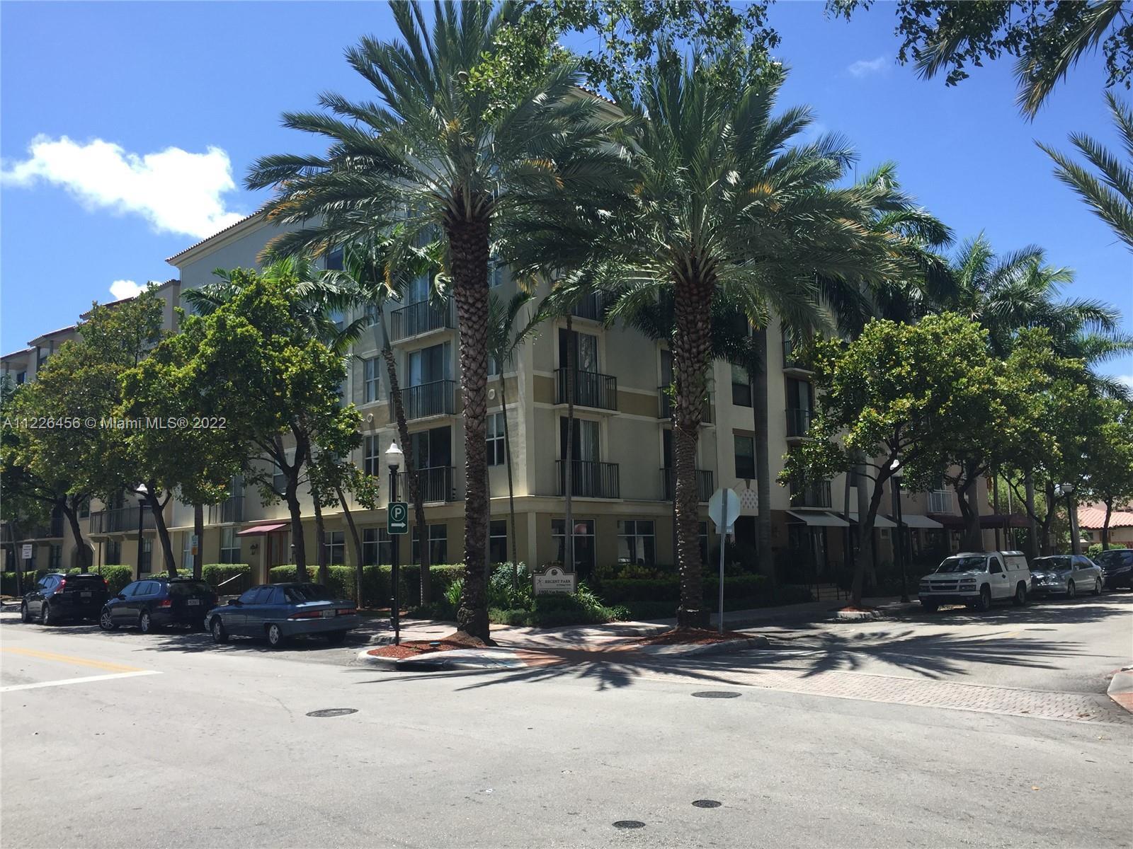 SPACIOUS 2 BEDROOM 2 BATH CONDO OVERLOOKING THE POOL. LOCATED IN THE DOWNTOWN HOLLYWOOD AREA. MANY A