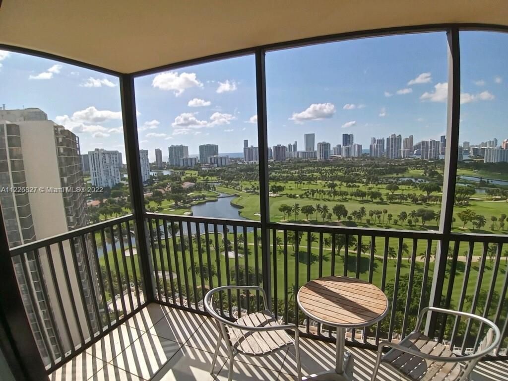 Gorgeous unit in the 24th floor, expansive views of the golf course, ocean. Move in ready, just brin