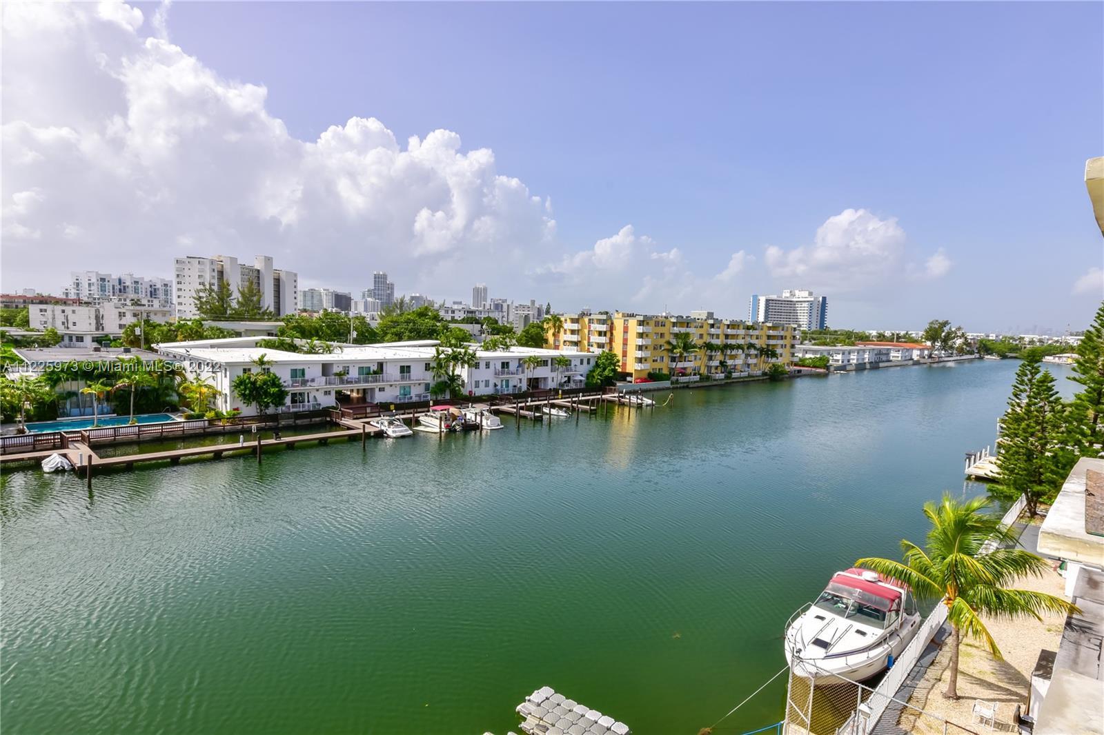CASH BUYERS ONLY. Charming & spacious 2 bedroom & 2 baths unit in Miami Beach! Recently updated, fea