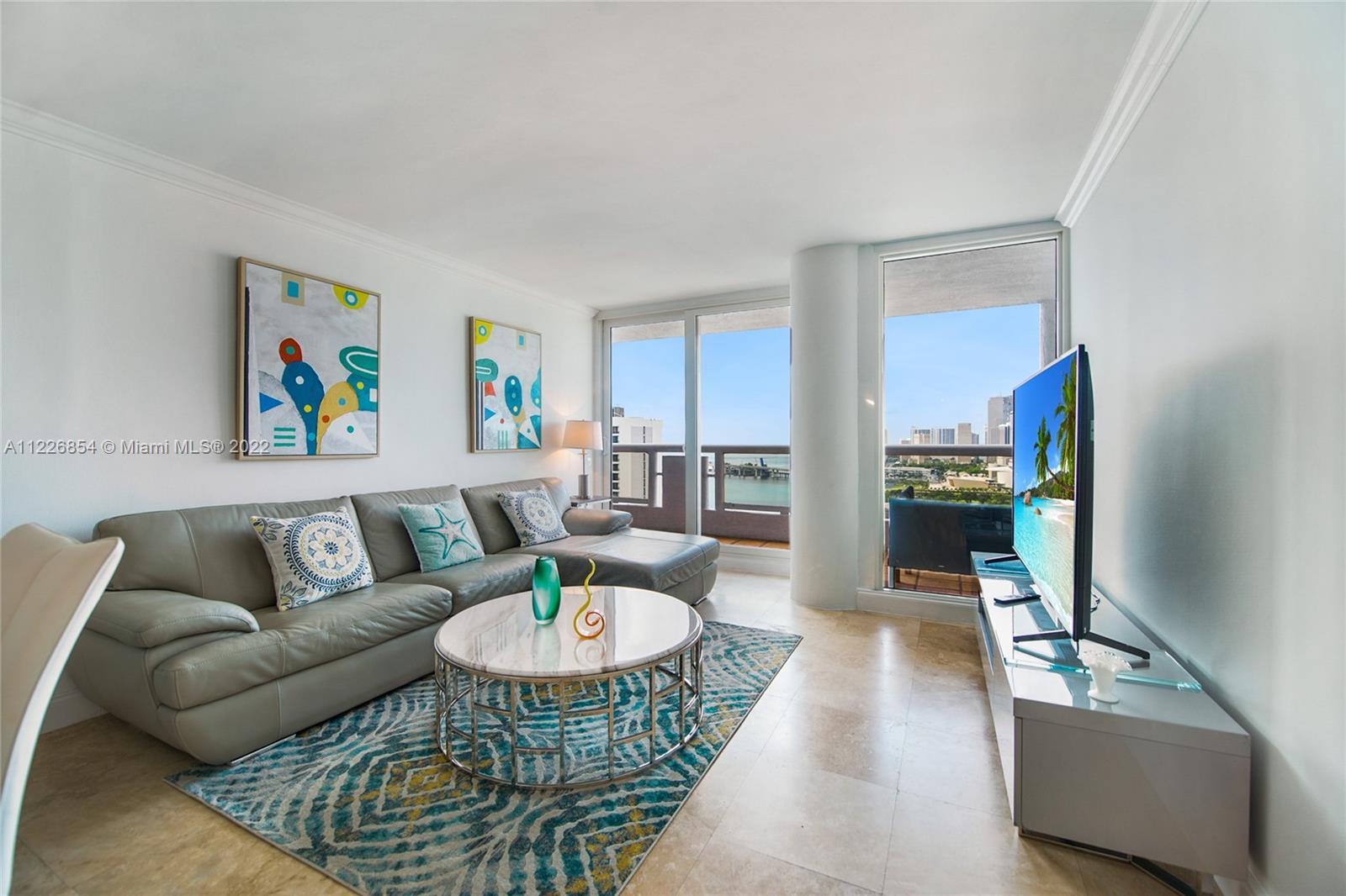 Enjoy stunning views of the Downtown Miami skyline and Biscayne Bay. This renovated and spacious 1 b