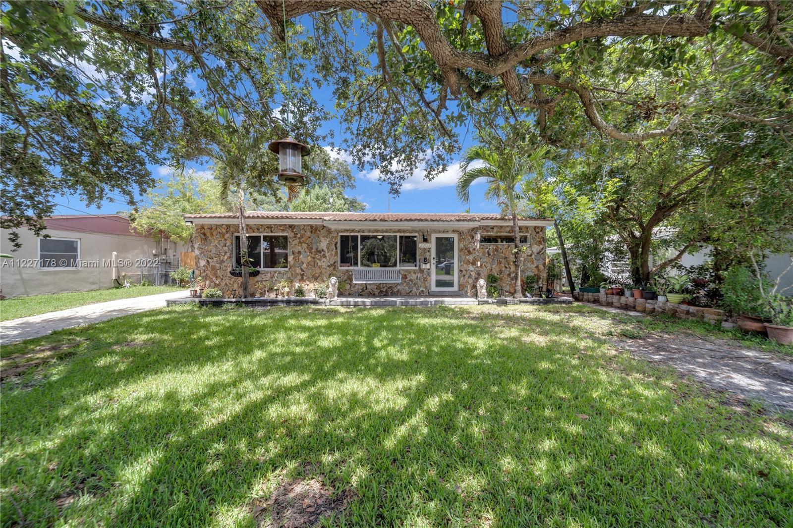 OpenHouse SUNDAY JUNE 26th 1-4PM. This adorable East Hollywood home is ready to move in and is just 