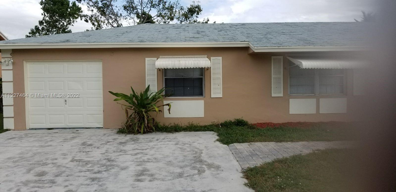 Great 3/2 Single family house. close to shopping center, easy to show, TENANT occupied $2200/month. 