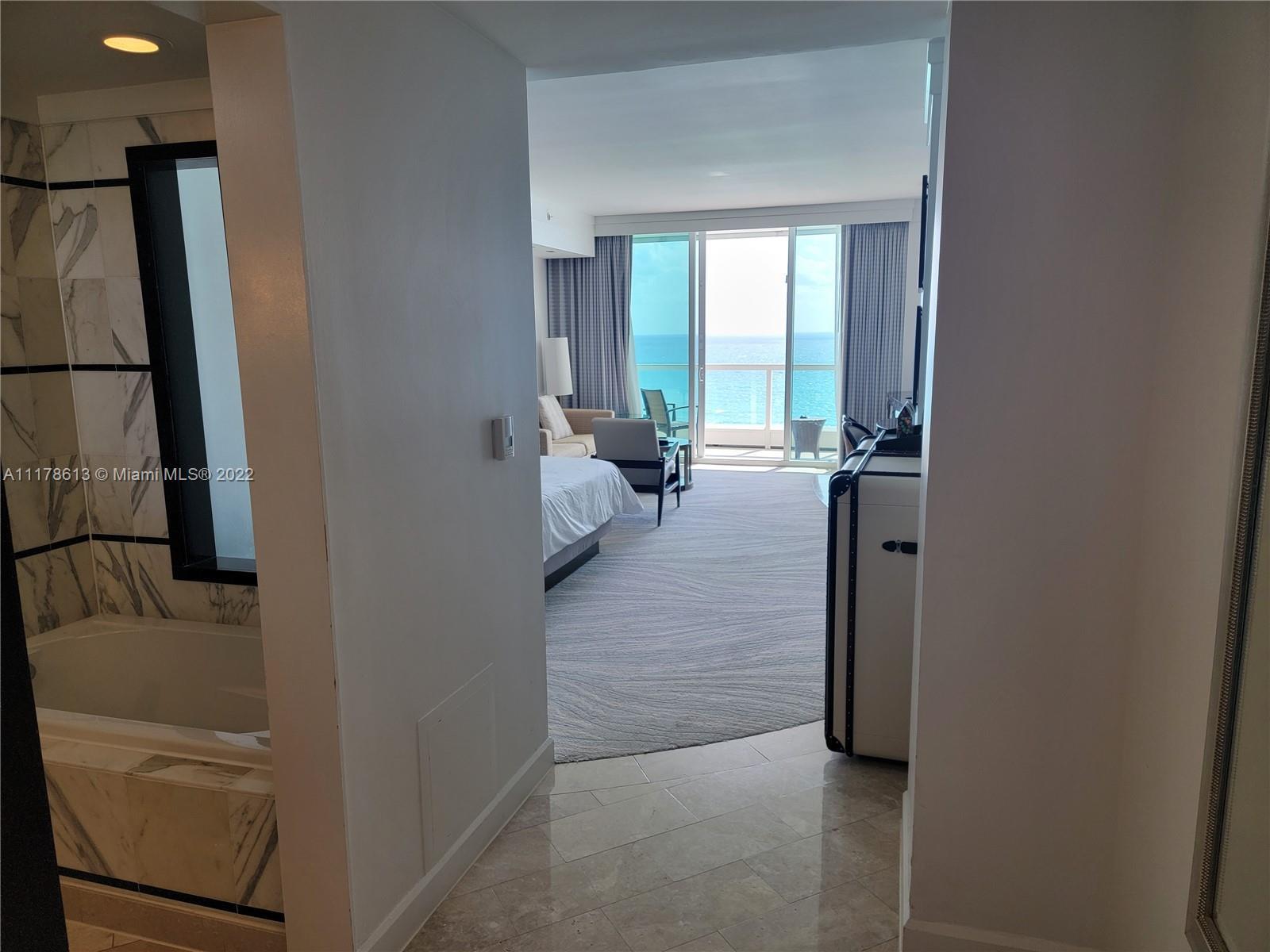 Amazing Jr Suite with stunning ocean and pool view. Completly renovated, 1 king bed and 1 sofa bed.