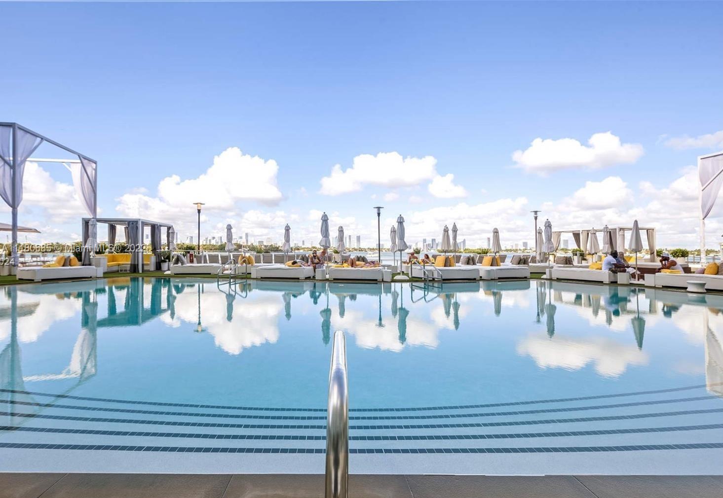 BEST SUNSET-, BAY- AND MIAMI SKYLINE VIEWS FROM THIS GREAT INVESTMENT PROPERTY OR SECOND HOME IN THE