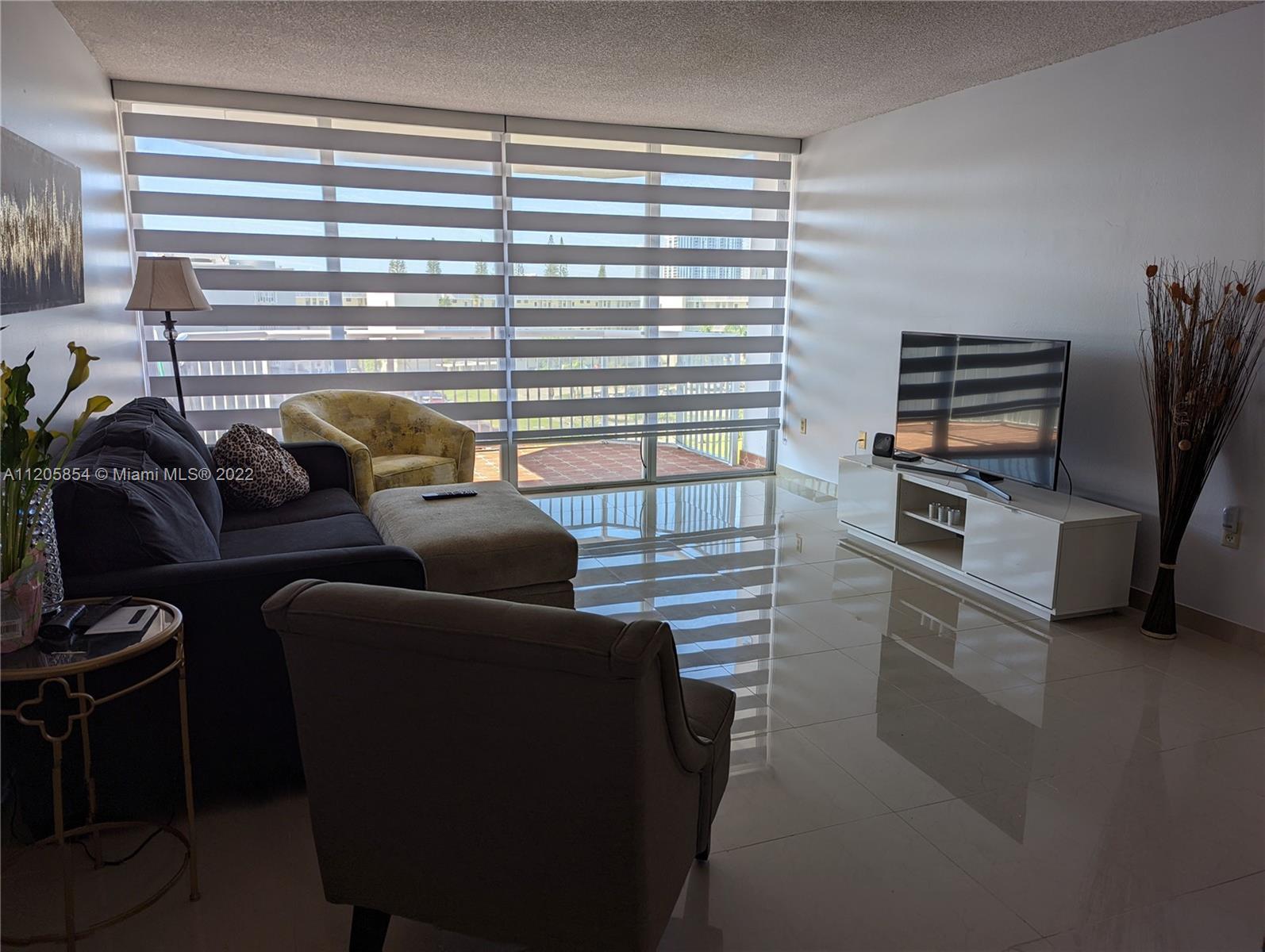 Completely remodeled from top to bottom. Enjoy this beautiful 1 bedroom/ 1.5 bath unit with tons of 