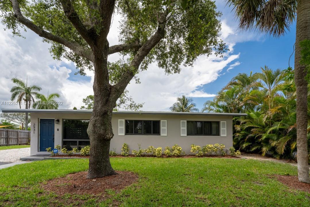 Beautiful, naturally lit 4/2 in the Heart of Fort Lauderdale with an additional flex room that can b