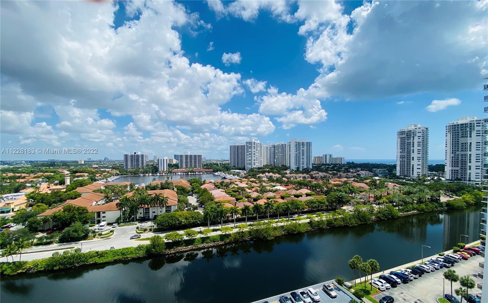 Great unit with a spectacular view. 1 BDRM w Den, fabulous layout. Walking distance to Aventura Mall
