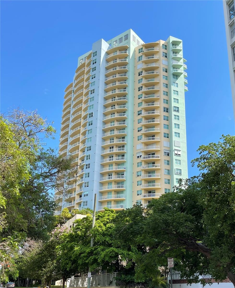 Beautiful and spacious 1/1 unit with spectacular views of the Miami skyline.  The unit features ampl