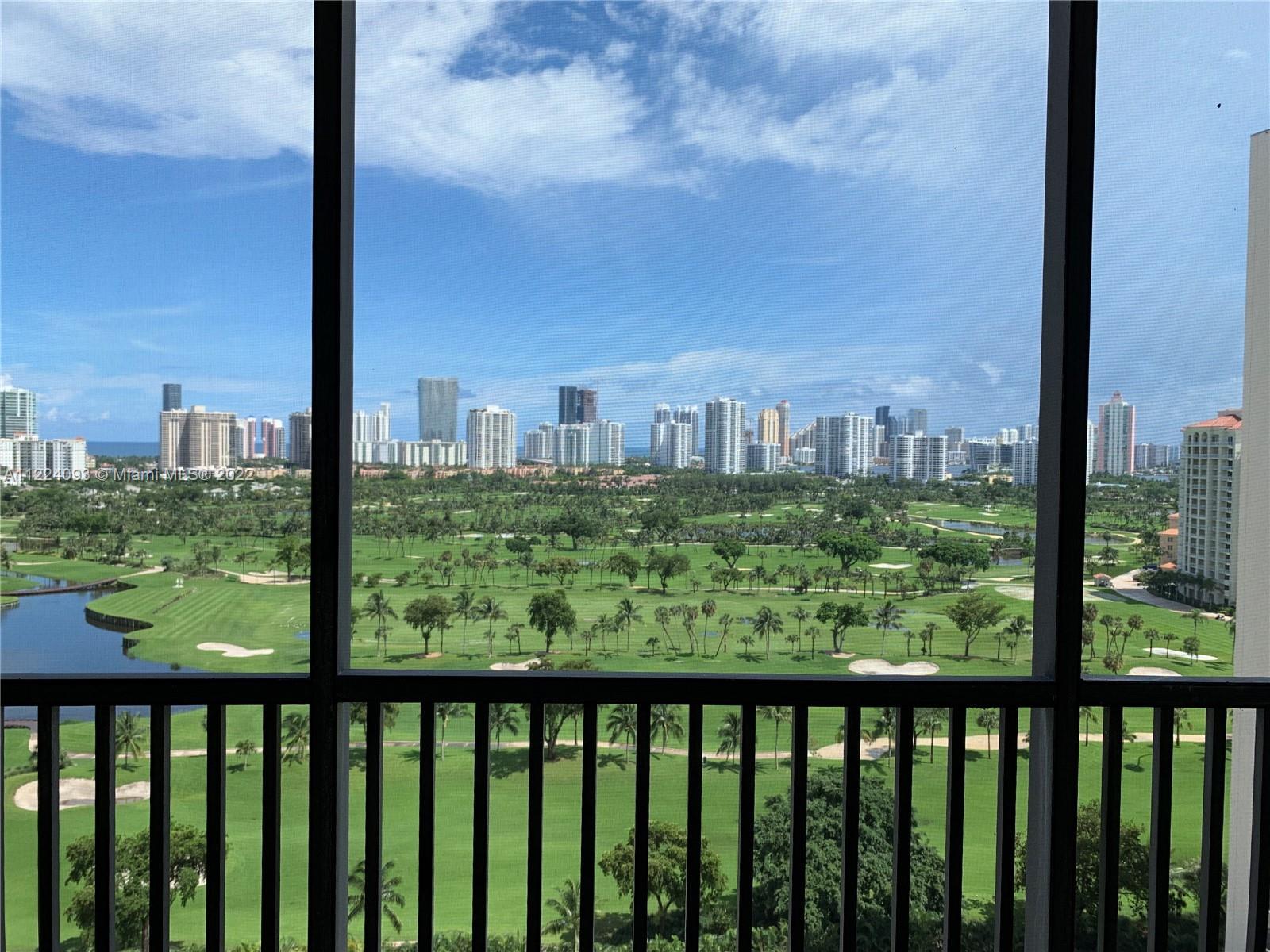 Live the life of your Dreams, enjoy the panoramic view of the Turnberry golf  course in Aventura, la