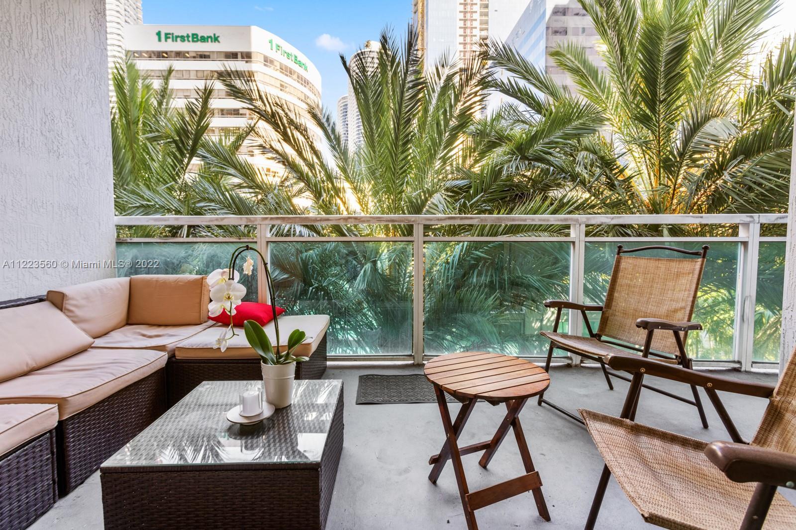 FANTASTIC 1 BED 1 BATH IN BRICKELL PLAZA CONDOMINIUM.  WOOD FLOORS, IMPECCABLE OPEN KITCHEN WITH STA