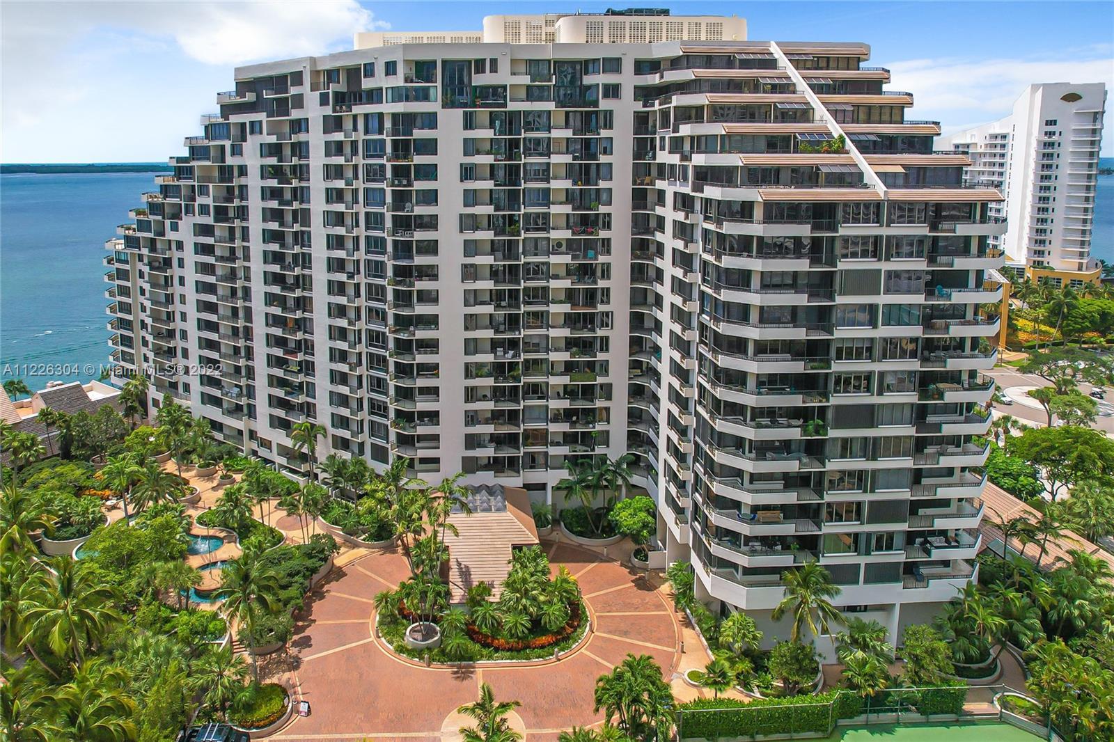 Beautiful  1 bedroom Unit remodeled overlooking a spectacular view of Biscayne Bay & Brickell Area. 