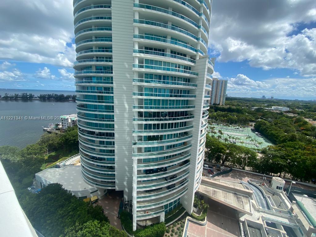 NEW WOOD FLOORING. BEAUTIFUL ONE BEDROOM, ONE BATHROOM CONVENIENTLY LOCATED IN THE MIAMI BRICKELL AR