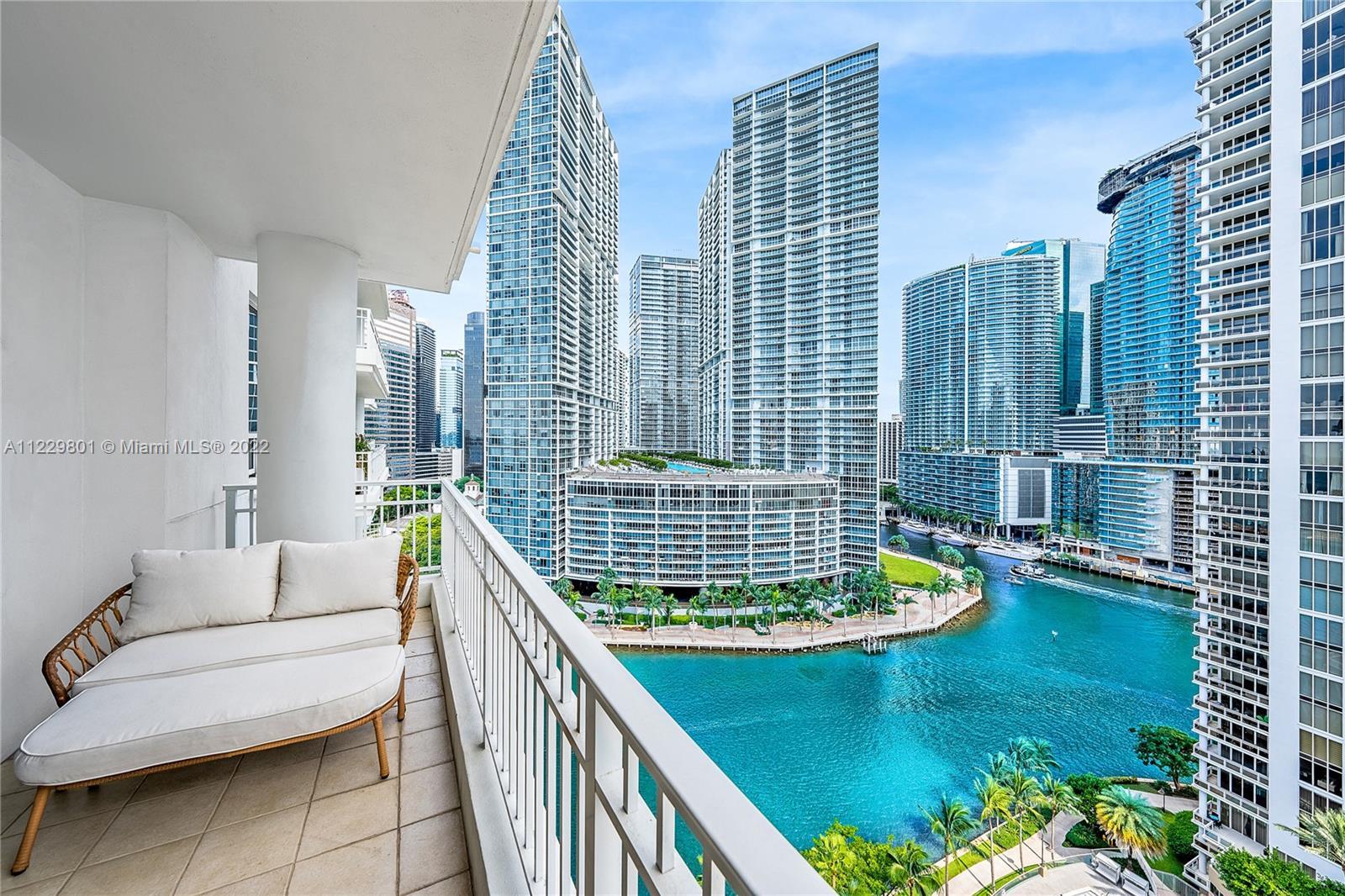 Beautiful 1 bedroom, 1.5 bath in the prestigious Courts, one of the best buildings of Brickell Key. 