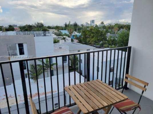 Bright and spacious 1 bedroom, plus den available in South beach. One full bathroom and a guest bath
