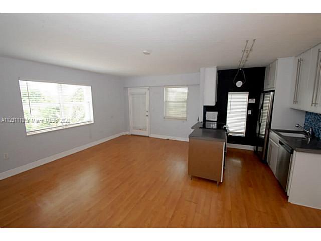 VERY BRIGHT CORNER!LIVE IN THE HEART OF IT ALL!! ONE BLOCK TO LINCOLN ROAD, 2 BLOCKS TO FLAMINGO PAR