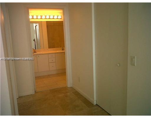 Beautiful and Spacious unit with excelent layout and great view to North View and Key Biscayne Bahia