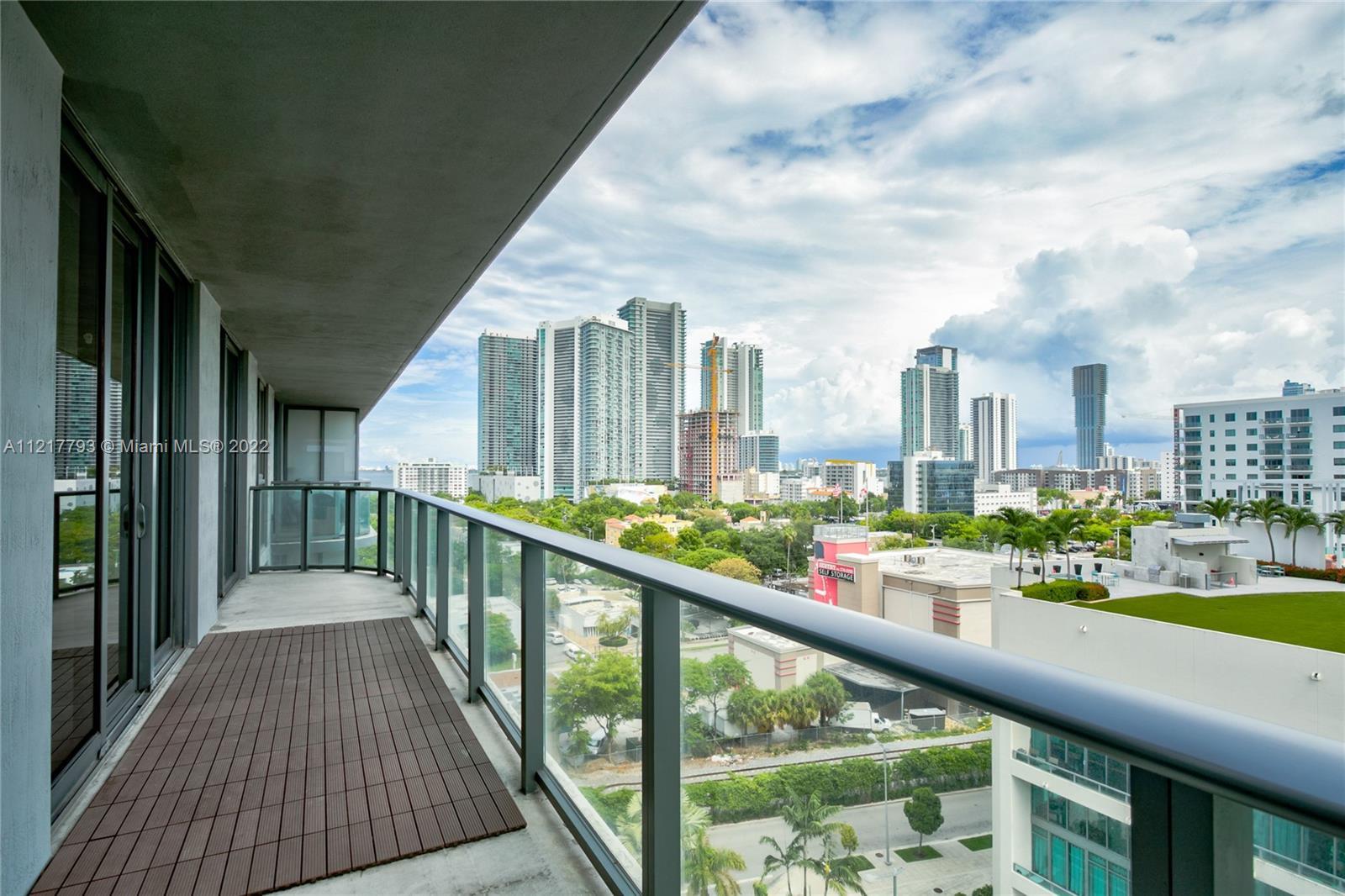 Beautiful 2 bedrooms, 2 bathrooms, plus DEN and expansive balcony at Hyde Midtown. Walking distance 