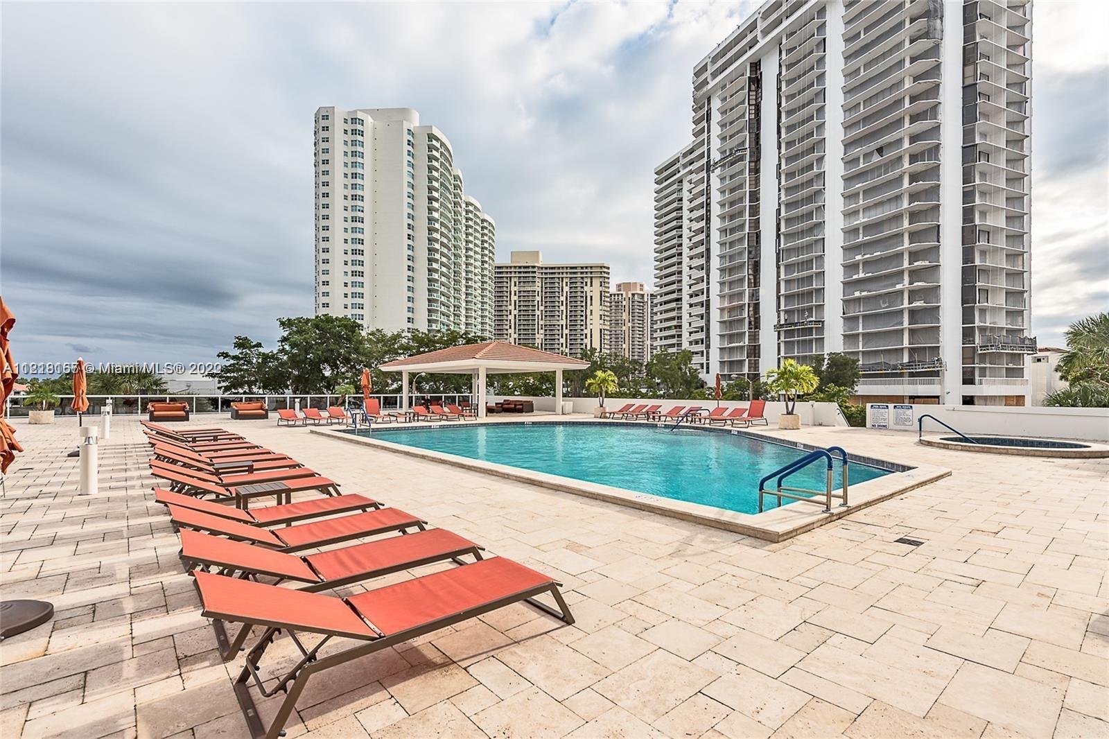 BEAUTIFUL 2 bd, 2 baths apartment located in the heart of AVENTURA***Unit has a great split floor pl