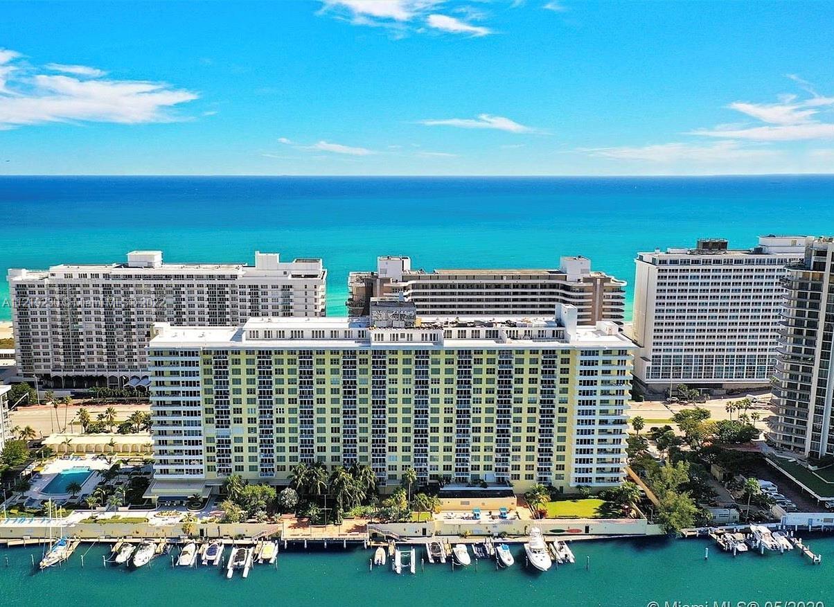 Live in the heart of Miami Beach, in this cozy 1 bedroom apt, unfurnished, washer and dryer inside t