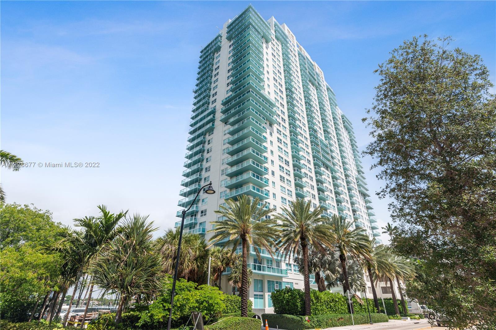 Luxury central unit at the Floridian. Fabulous view facing Start Island, Biscayne Bay and Downtown.