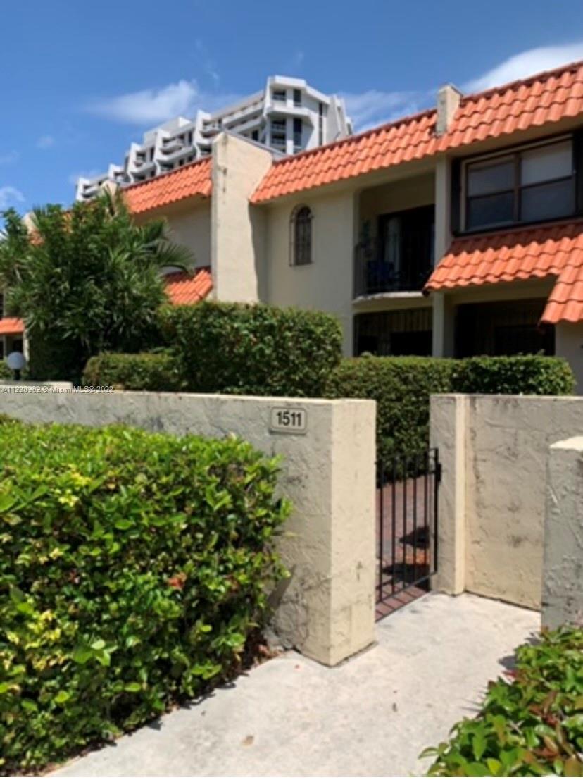 Harbour Club Villas - Townhome located in beautiful Miami Shores! This spacious townhome features an