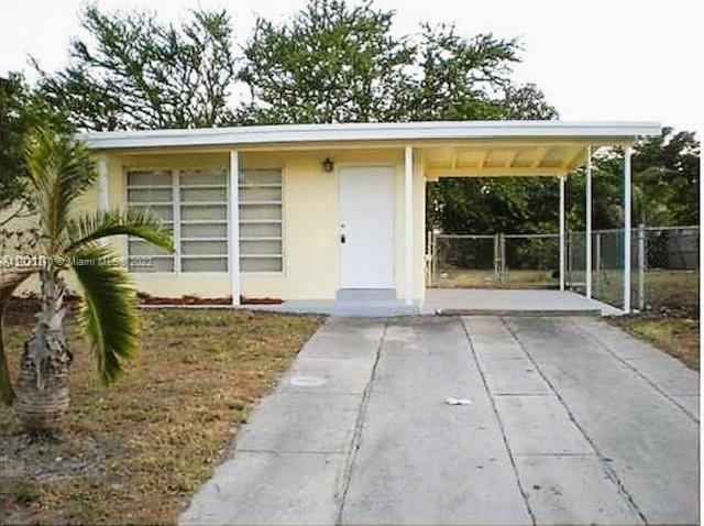 Beautiful and well maintained Single Family in Pompano area. Very quiet and desirable neighborhood. 