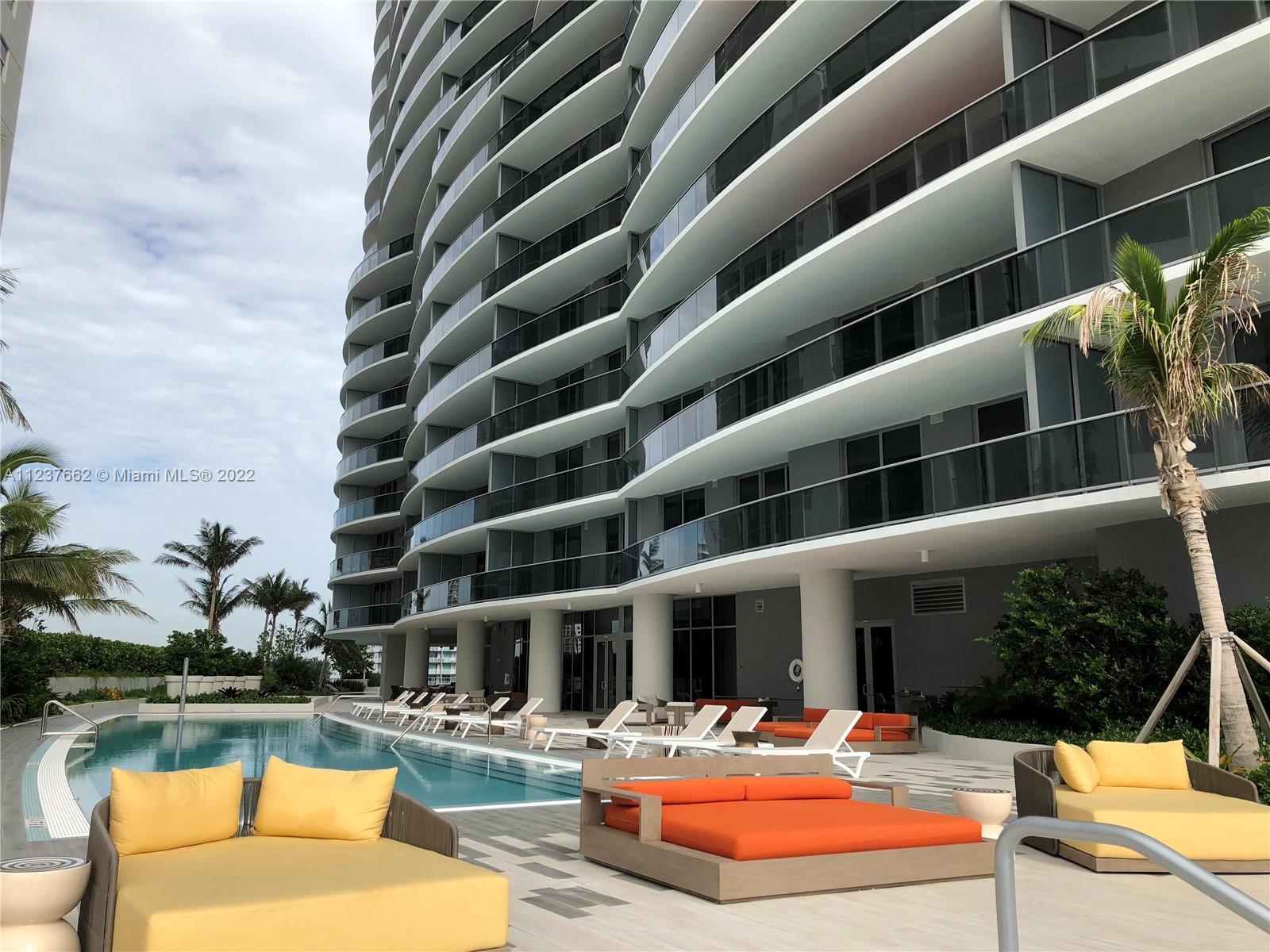 Luxury and unique building in Bayshore Dr. Lives on the highest level of splendor. A comfortable and