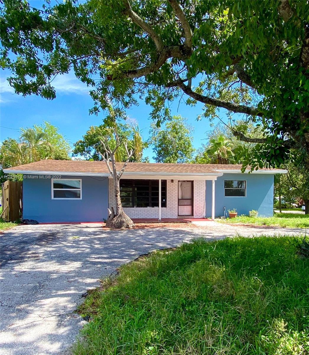 Oportunity! Single family home in the hearth of Pompano Beach just west to Federal Hwy, minutes from