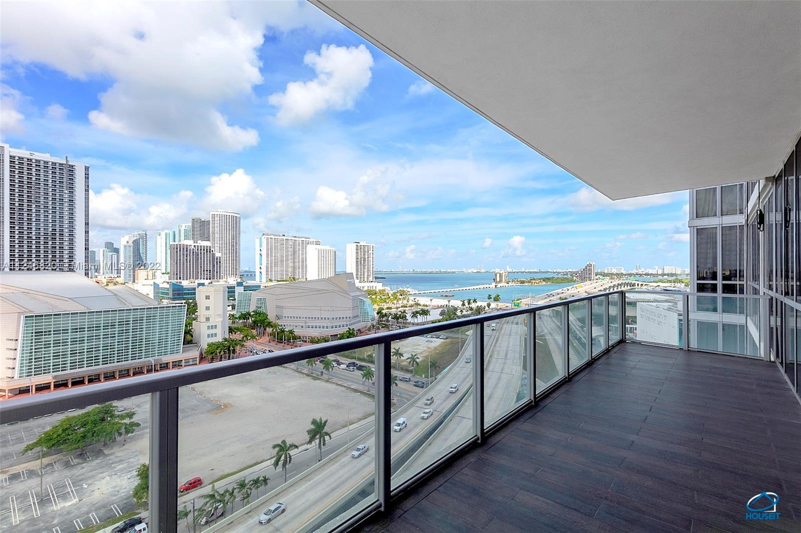 Breathtaking panoramic bay & city views from the soaring 10ft Floor to ceiling windows and private 2