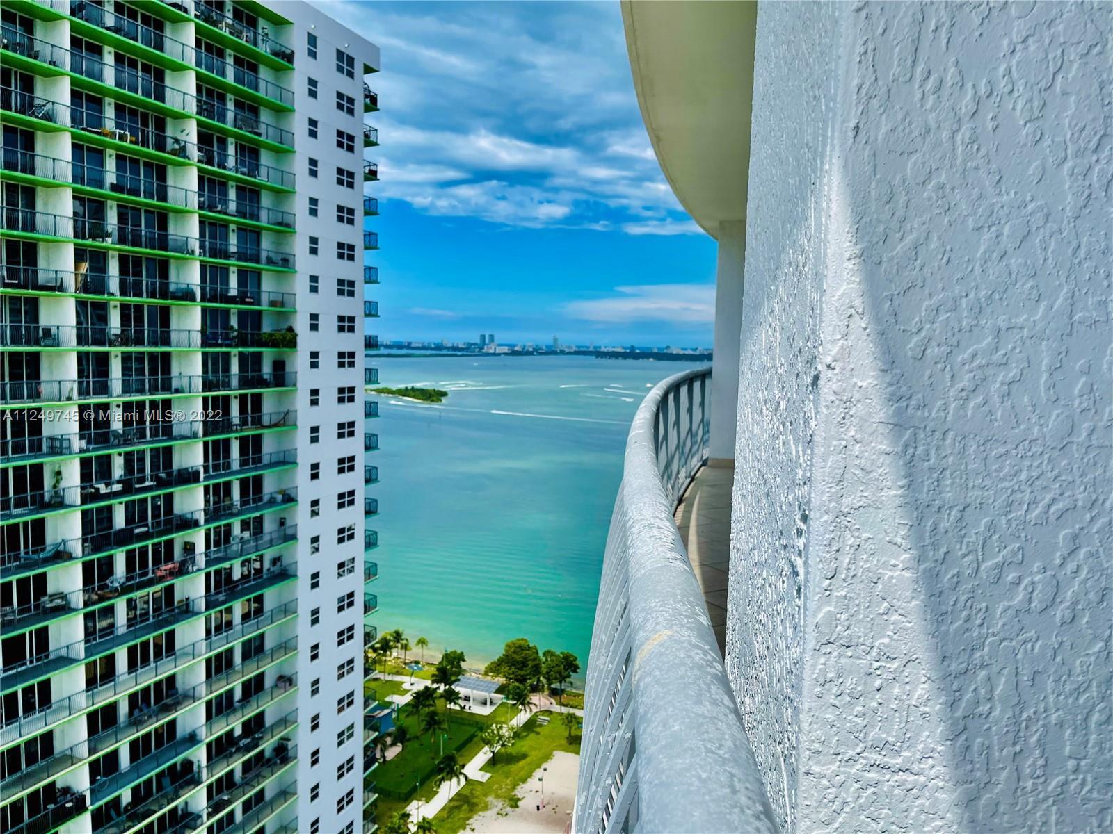 Located at EDGEWATER, AIRBNB is allowed with a minimum of 30 days! Great for investors!
Bright and 