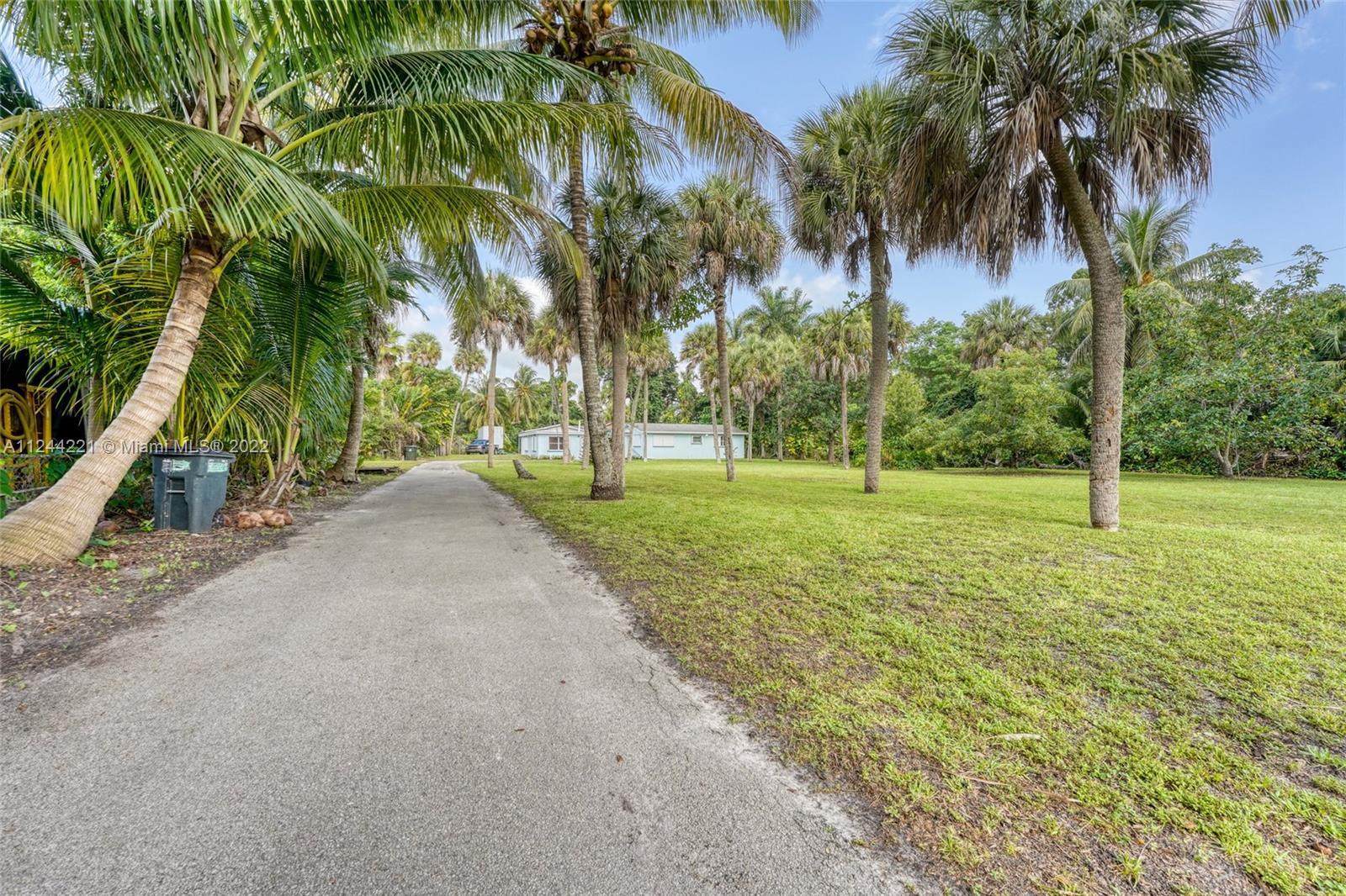 ULTRA UNIQUE PROPERTY IN THE HEART OF FORT LAUDERDALE. ONE ACRE OF LAND. ZONED RD 10.2. BUILD UP TO 