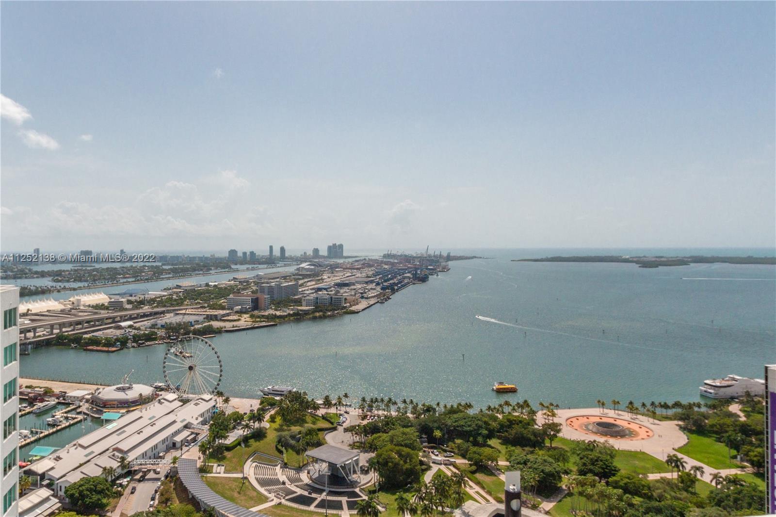 Located at the heart of Downtown Miami, these 3 bedrooms, 3 full baths unit boasts an amazing 180-de