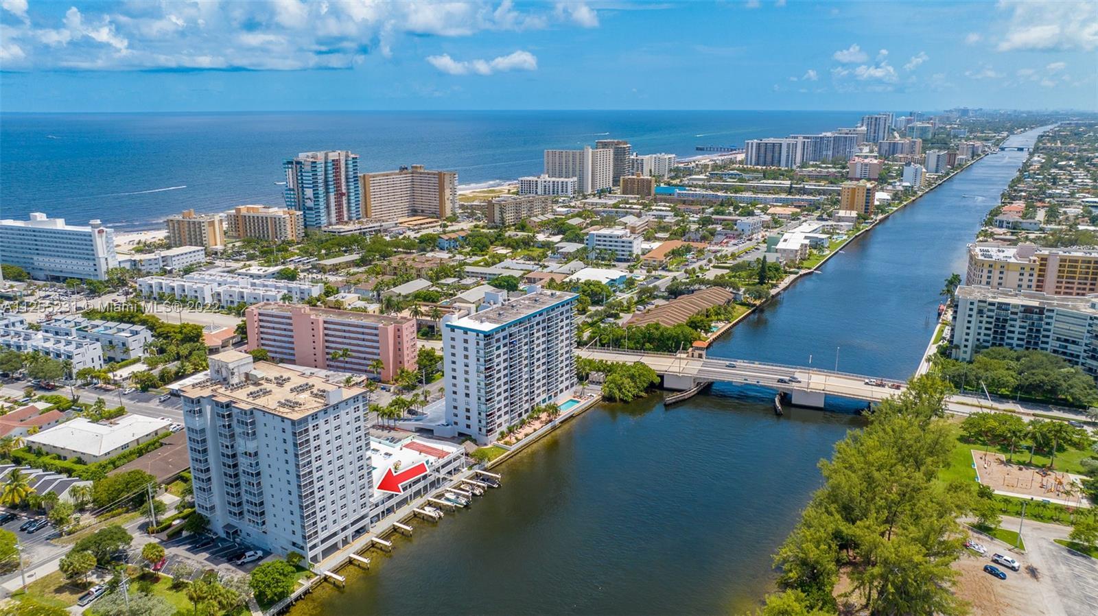 AMAZING 2 beds / 2 baths condo located in the Intracoastal Tower overlooking the water.
CORNER unit