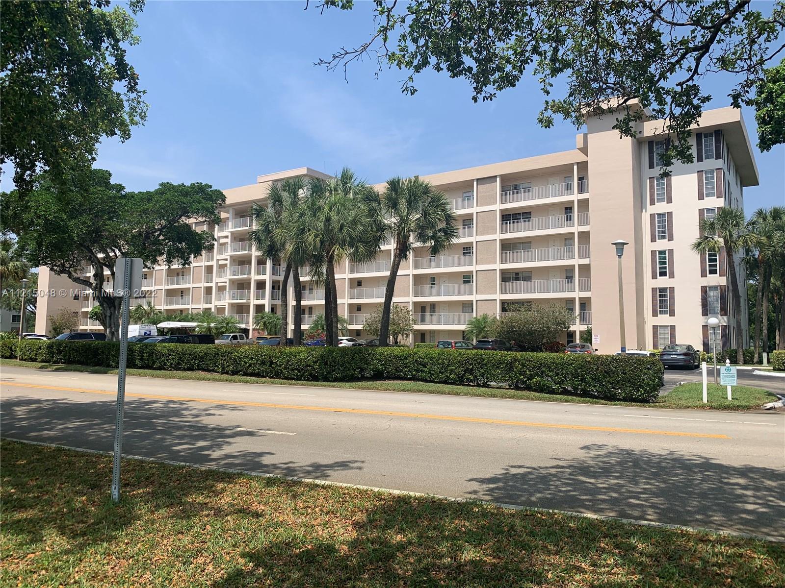 BRIGHT CLEAN AND SPACIOUS 2/2 CONDO IN GREAT AREA. PALM AIRE HAS MANY AMMENITIES INCLUDING WALKING T
