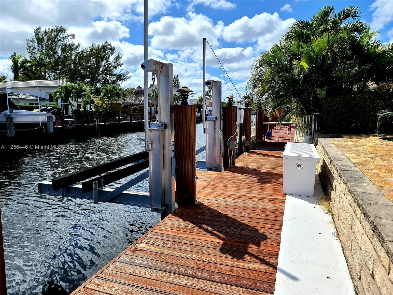 Boat Residence just a few houses from the intracoastal with direct ocean access no fixed brights, ho