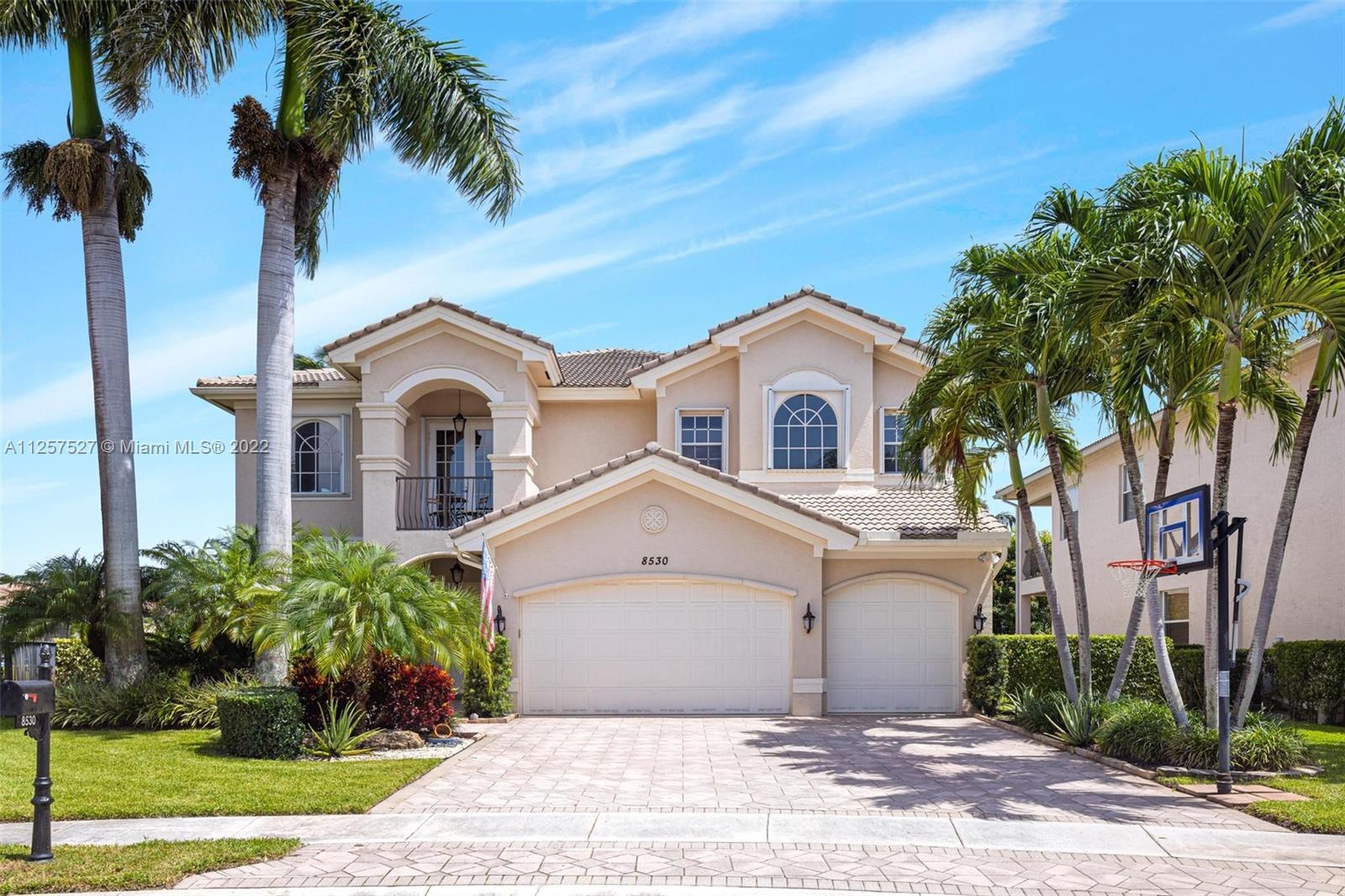 *REDUCE PRICE* Dream Single home 2 stories Lake/Pool 5 bedrooms, 4 Full bathrooms and 3 car garage T