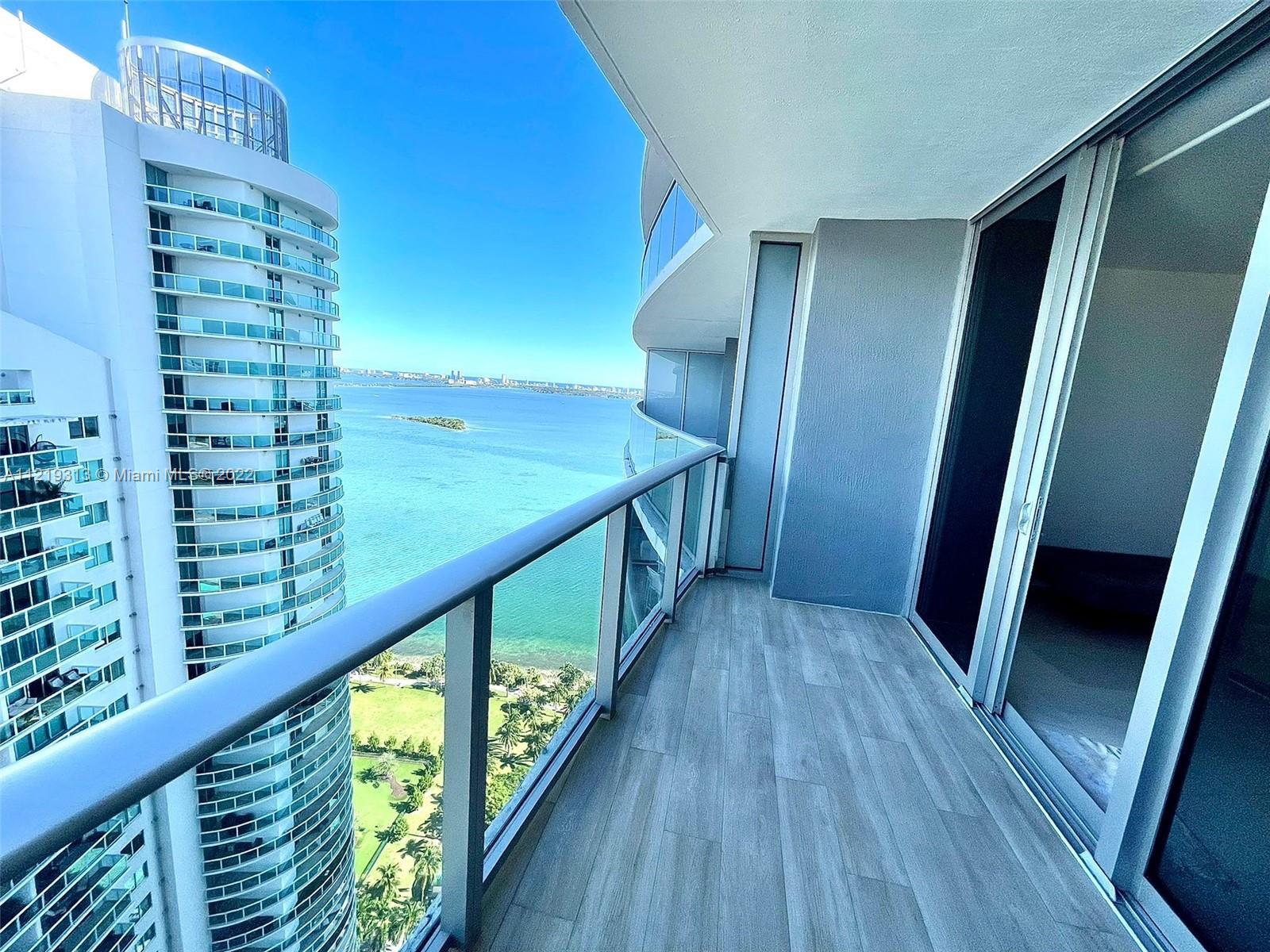 Luxurious Brand New Condo with Spacious 1 Bedroom + 1 Den / 2 Full Bath, a large balcony overlooking