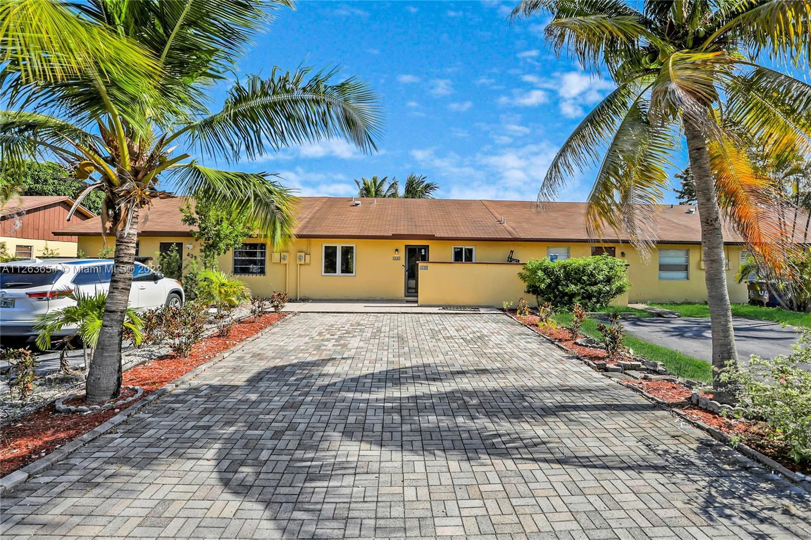 Marvelous totally renovated patio home on long flowing canal with quick access to Pompano Beach, Mia