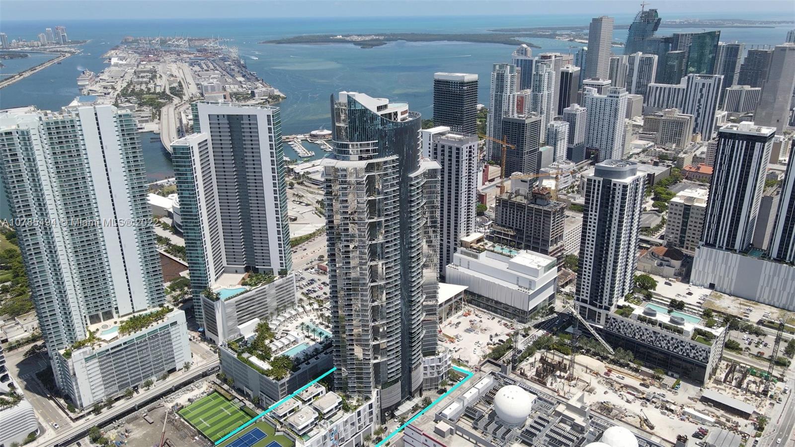 Paramount Conveniently located next to interstate 95 and 395, several metromover stations, and adjac